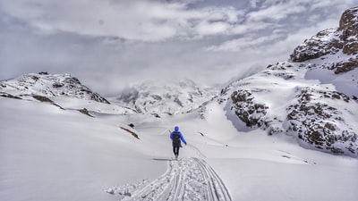 人走在白雪皑皑的山峰
